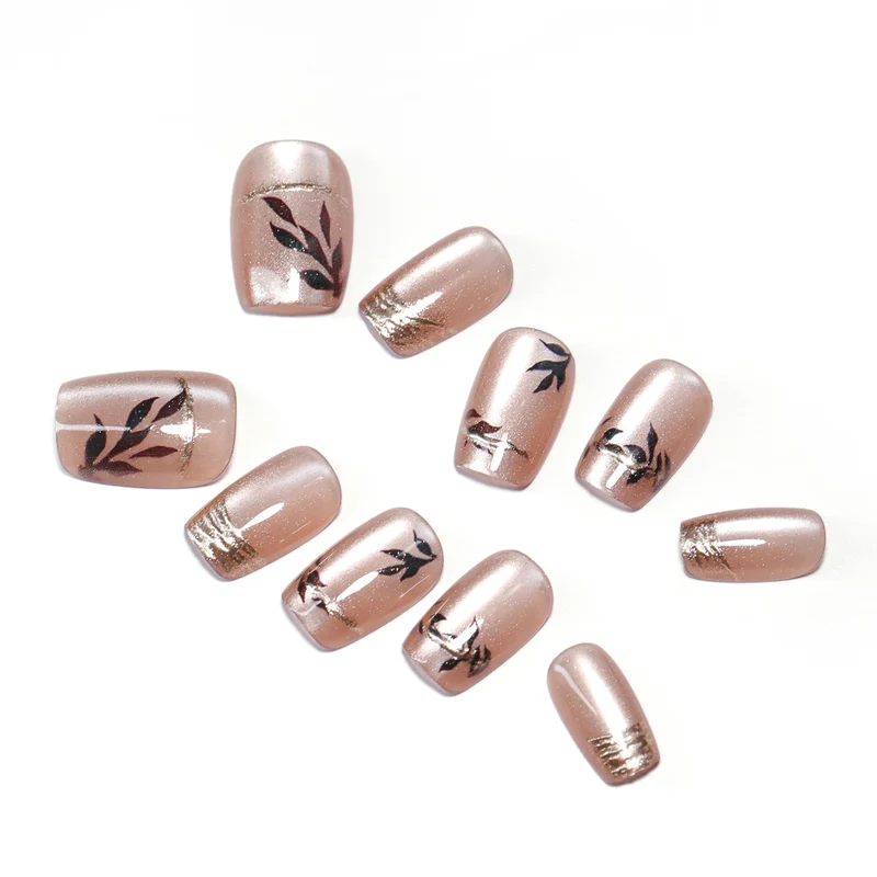 Kunstvolle Nagelkunst mit elegantem Blattdesign Karnz