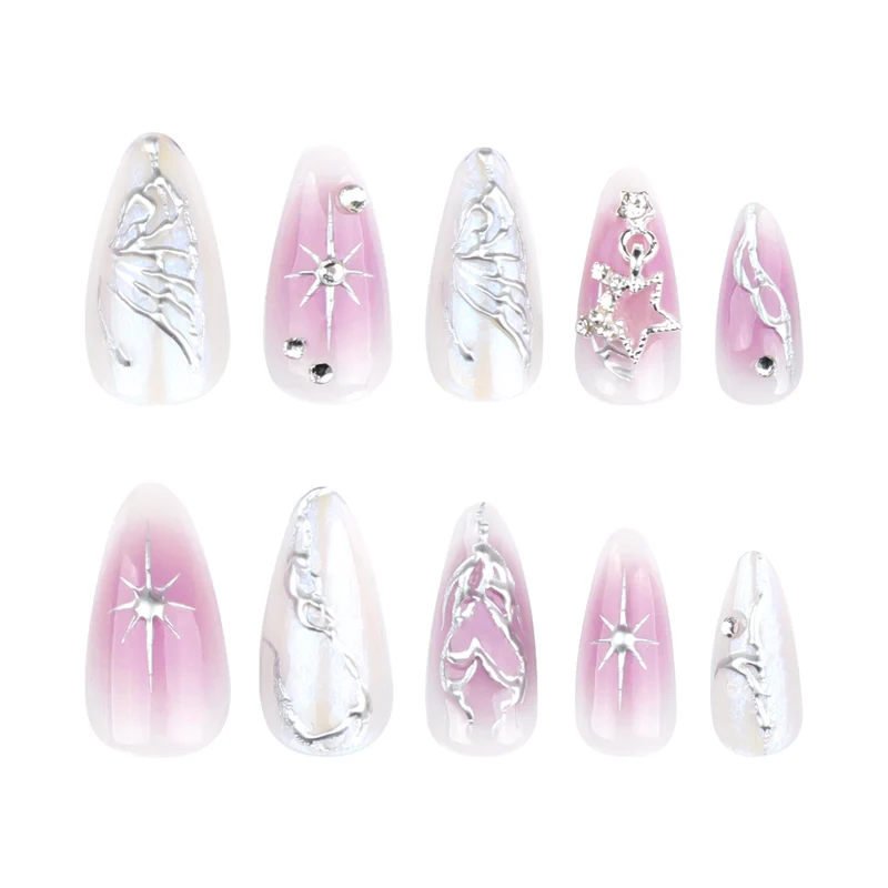 Kunstvolle Nagelkunst mit einzigartigen 3D-Verzierungen und Glitzerakzenten Karnz
