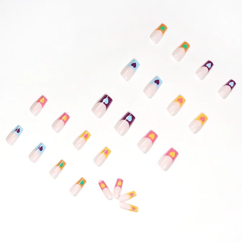 Kunstvolle Nagelkunst mit bunten Herzmotiven Karnz