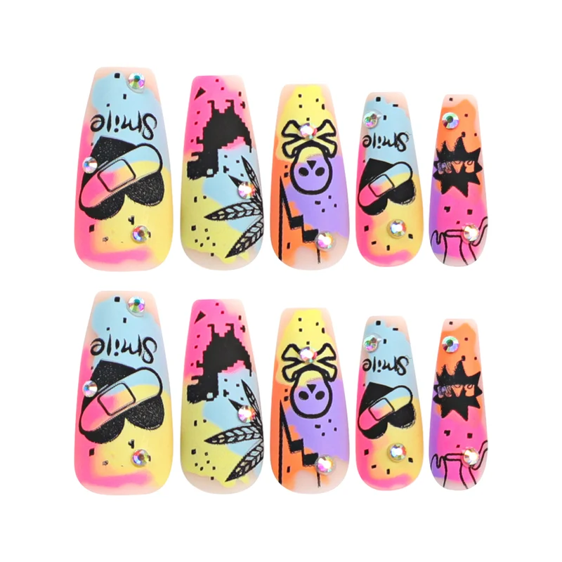 Kunstvolle Nagelkunst mit buntem Motiv und Glitzerverzierung Karnz