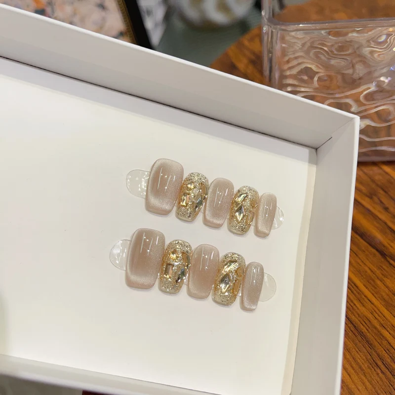 Elegantes Press-On Nagelset mit dekorativen Akzenten Karnz
