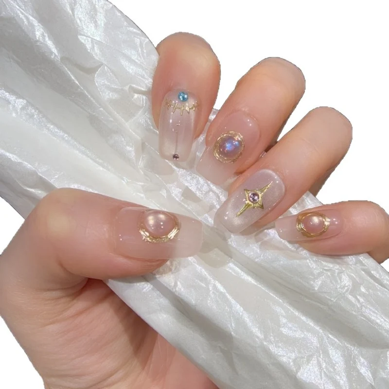 Dekoratives Press-On Nagelkunst-Set mit Edelsteinakzenten Karnz