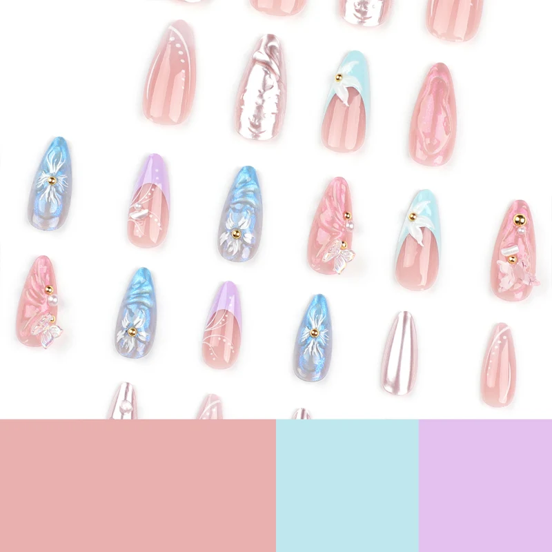 Kunstvolle Stiletto-Nägel mit zarten Blumen- und Glitzerverzierungen Karnz