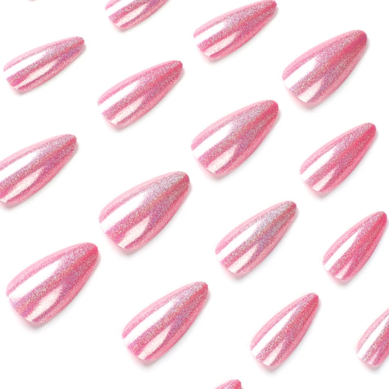 Kunstvolle Stiletto-Nägel mit holographischem Glanz Karnz