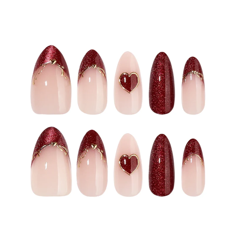 Kunstvolle Stiletto-Nägel mit Herzmotiven und Glitzerverzierung Karnz