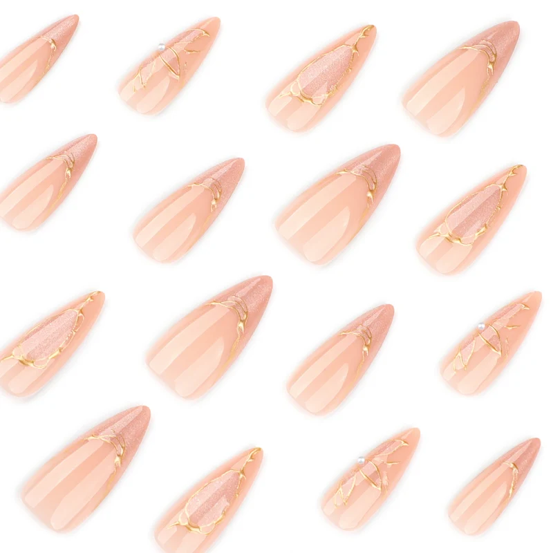 Kunstvolle Stiletto-Nägel mit Goldakzenten Karnz