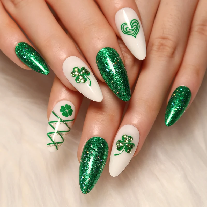 Kunstvolle Stiletto-Nägel mit Glitzer- und Kleeblattmotiven Karnz