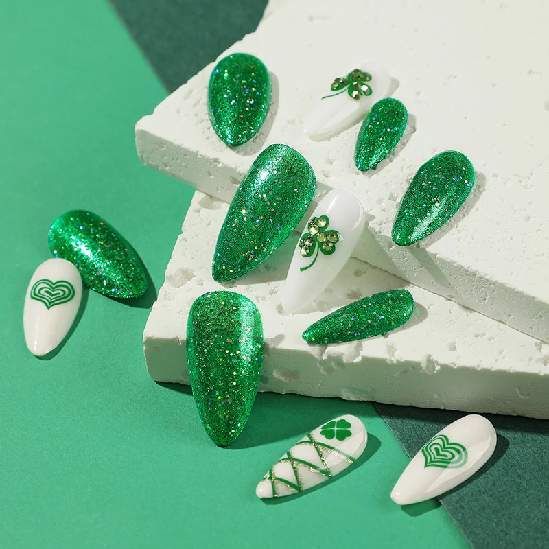 Kunstvolle Stiletto-Nägel mit Glitzer- und Kleeblattmotiven Karnz