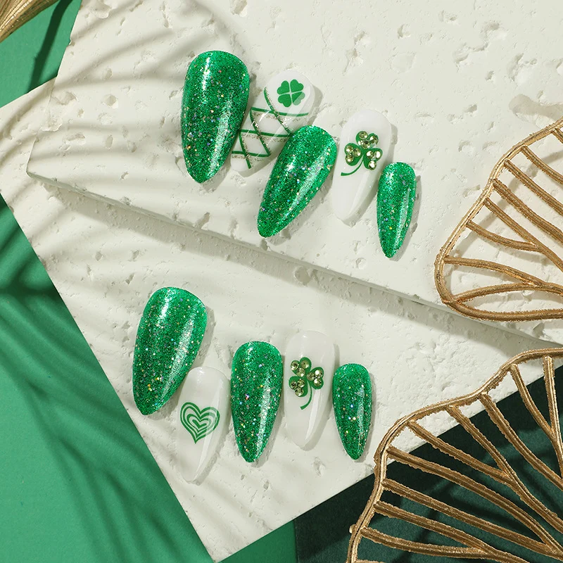Kunstvolle Stiletto-Nägel mit Glitzer- und Kleeblattmotiven Karnz