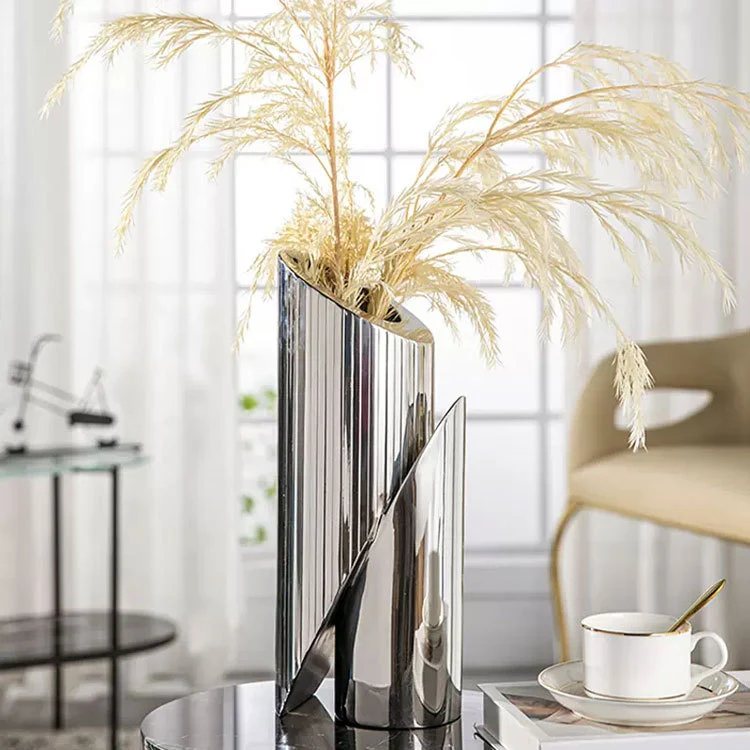 Skulpturale Metallische Dekorative Vase