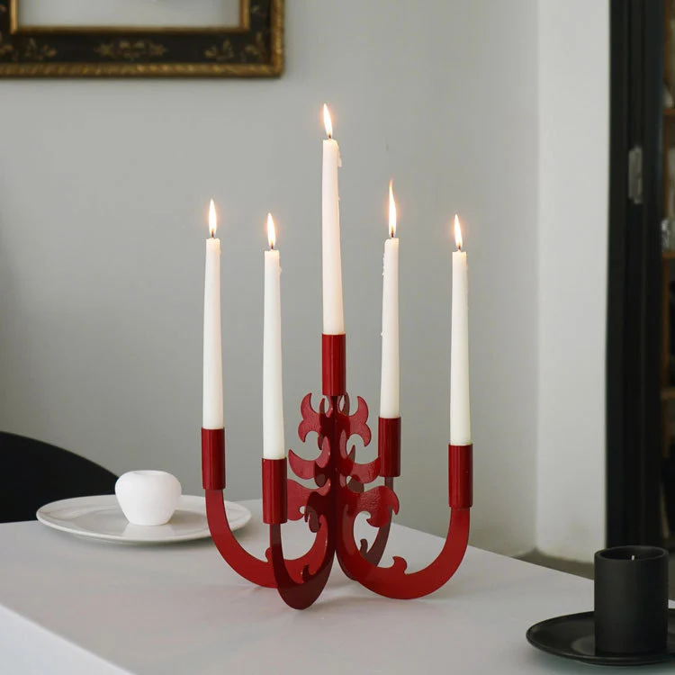 Verschnörkelter Metallkerzenhalter