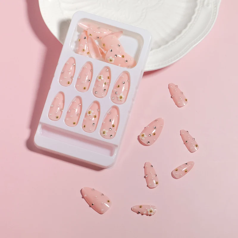 Kreatives DIY Press-On Nagelset Karnz