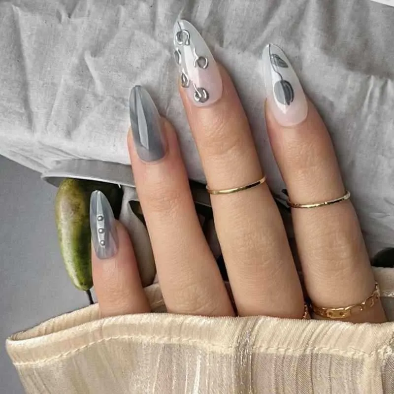 Künstlerisches Stiletto Press-On Nageldesign Karnz