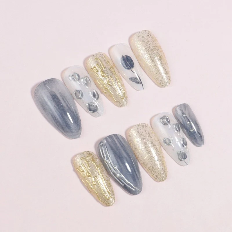 Künstlerisches Stiletto Press-On Nageldesign Karnz