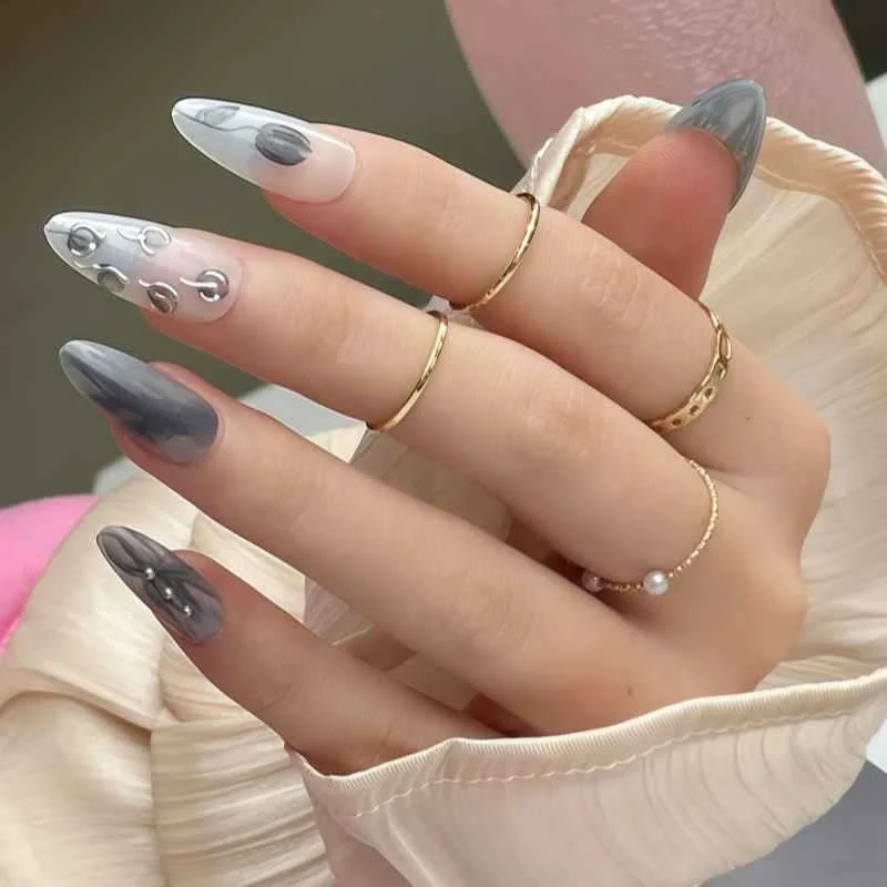 Künstlerisches Stiletto Press-On Nageldesign Karnz