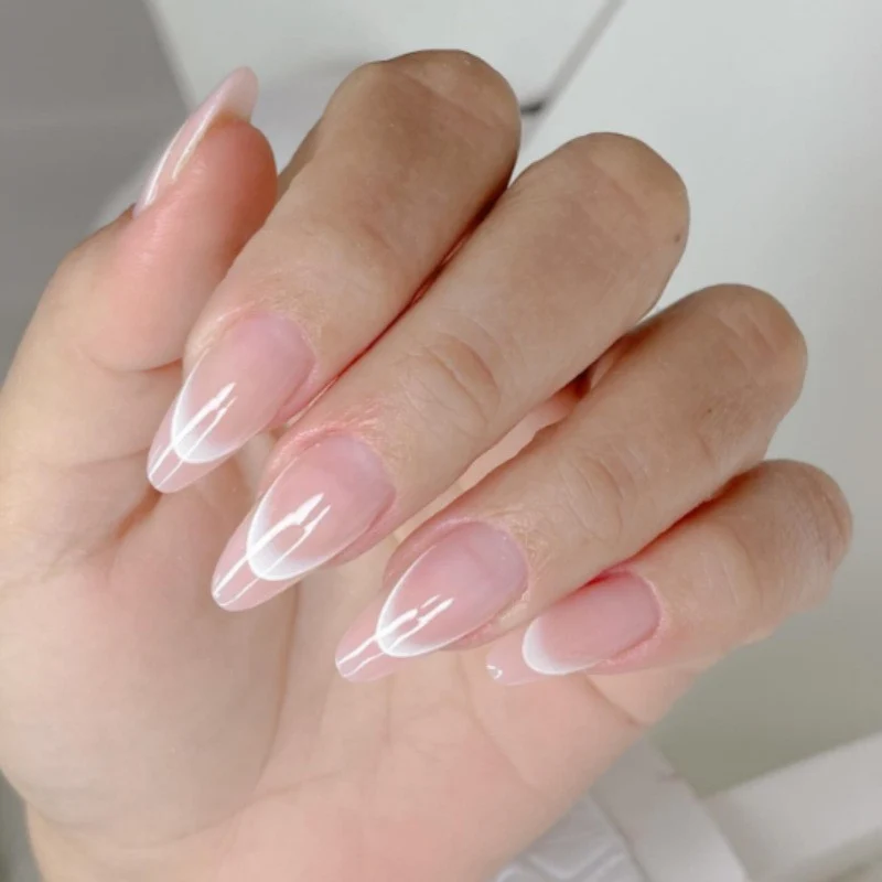 Künstlerisches mandelförmiges Press-On Nagelset Karnz