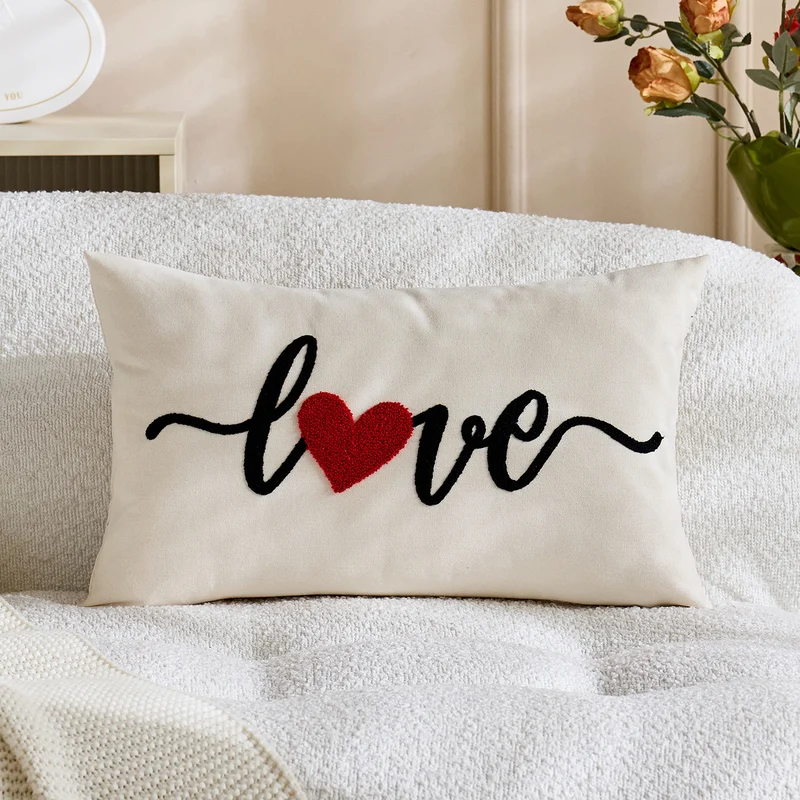 Bestickte Script Love Kissenbezug mit tufted Herz