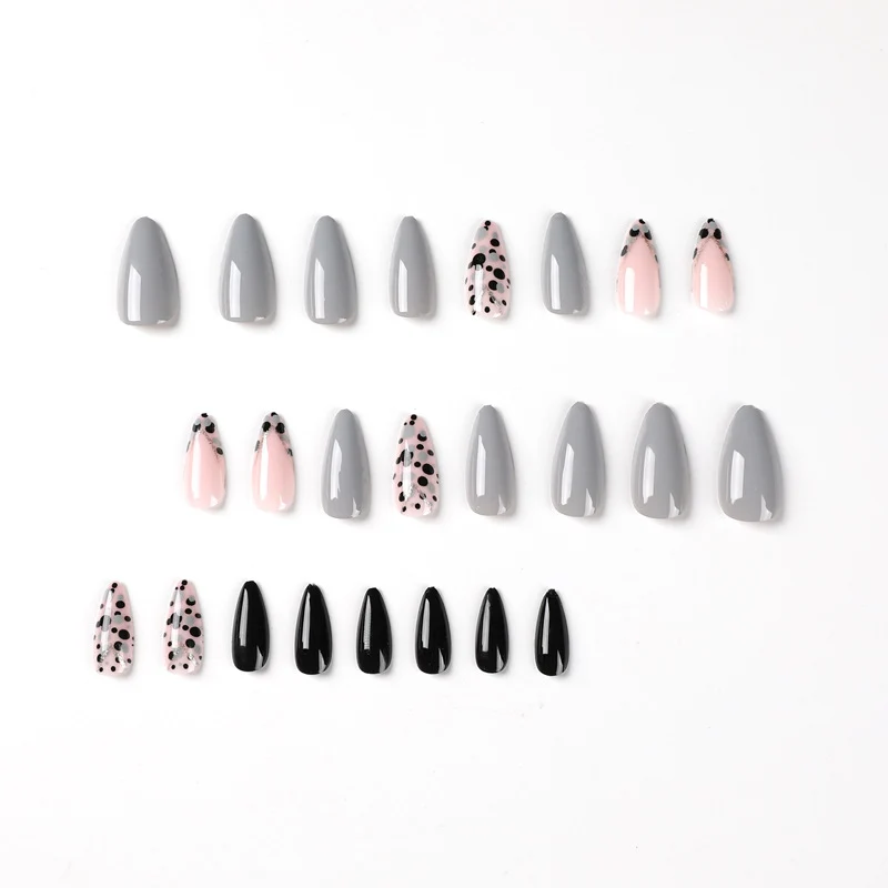Kunstvolle Stiletto-Nägel mit elegantem Akzent-Design Karnz