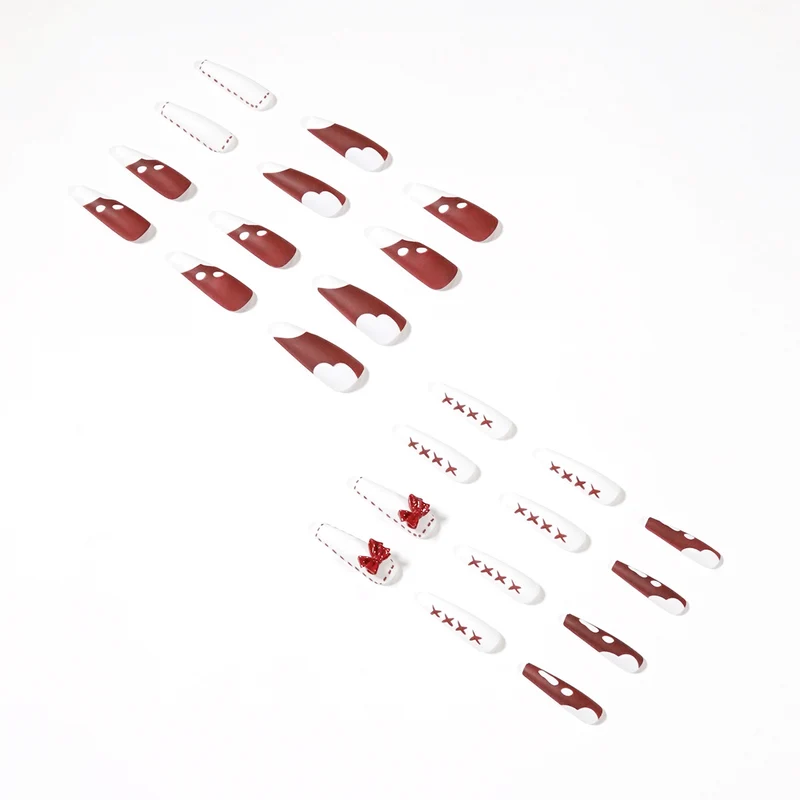 Kunstvolle Stiletto-Nägel mit Dekor und Glitzer Karnz