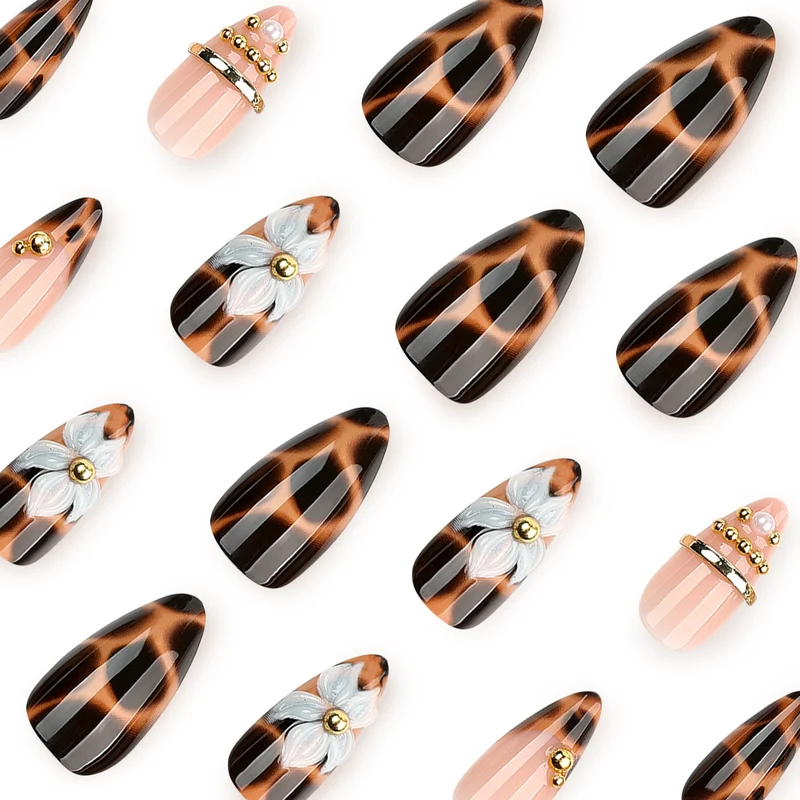 Kunstvolle Stiletto-Nägel mit Blumen- und Leopardendesign Karnz