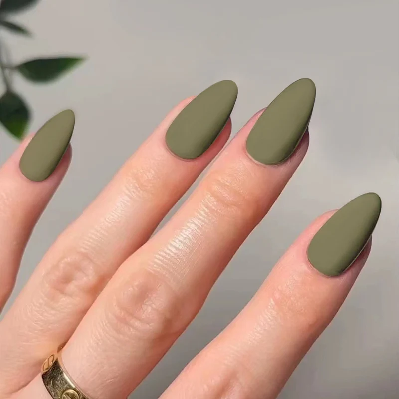 Kunstvolle Stiletto-Nägel im matten Design Karnz