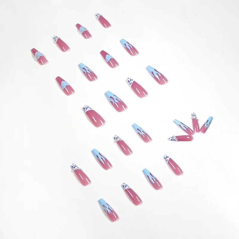 Kunstvolle Stiletto-Nägel im kreativen Design Karnz