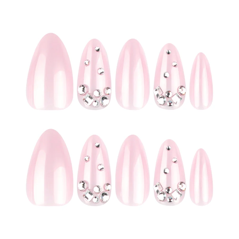Kunstvolle Nailart mit zarten Glitzerakzenten und elegantem French-Tip Karnz