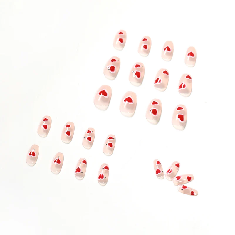 Kunstvolle Nailart mit Herzdesign Karnz