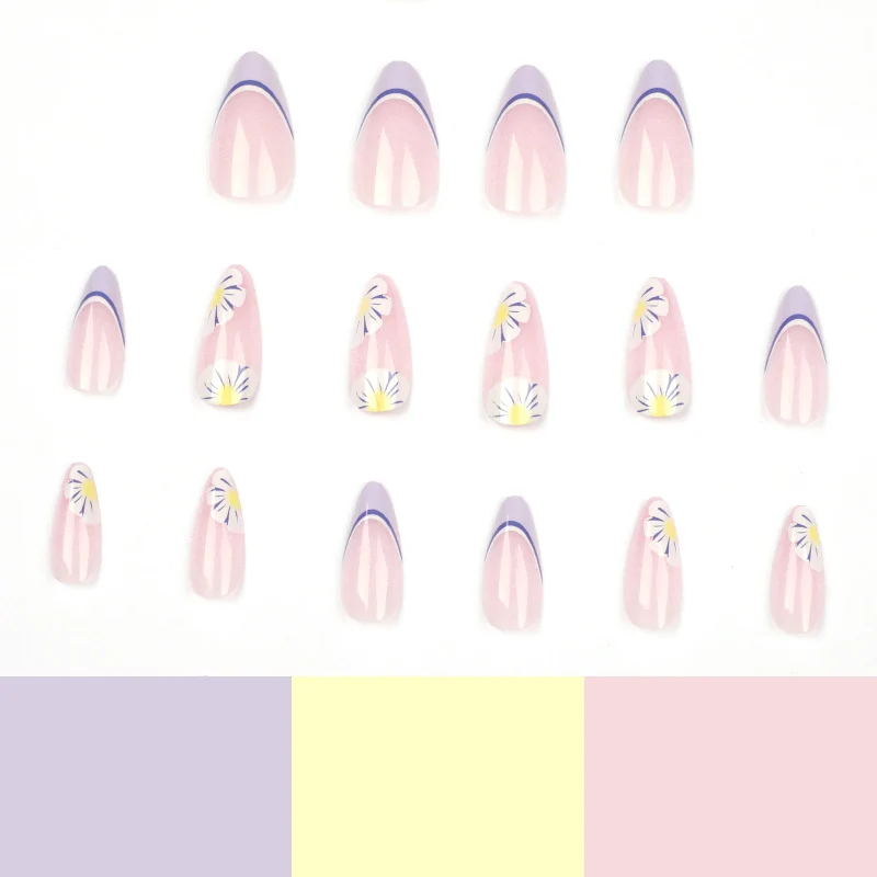Kunstvolle Nailart mit Blumen- und Ombre-Effekten Karnz