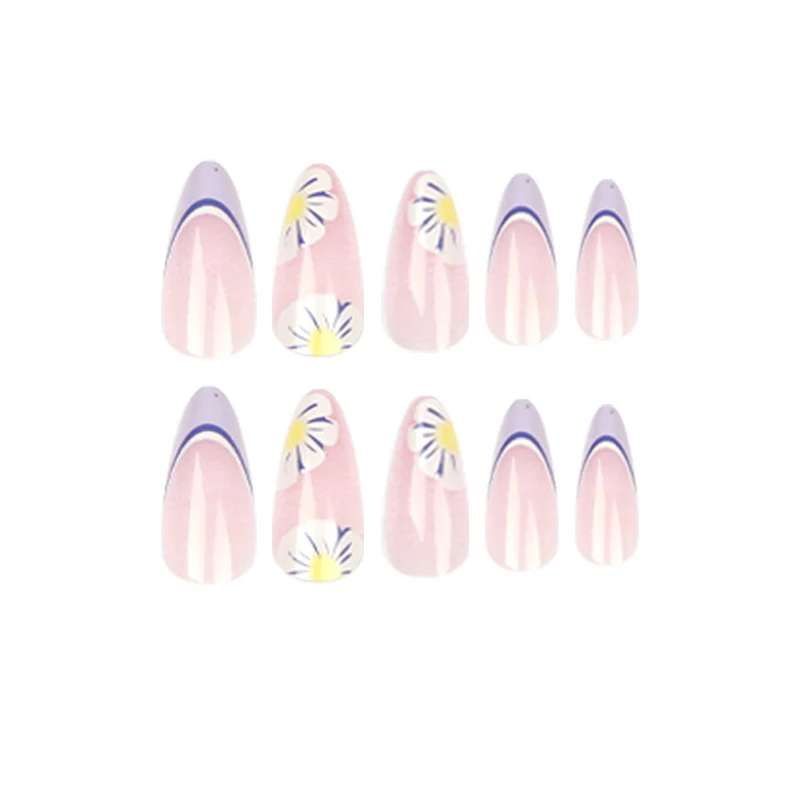 Kunstvolle Nailart mit Blumen- und Ombre-Effekten Karnz