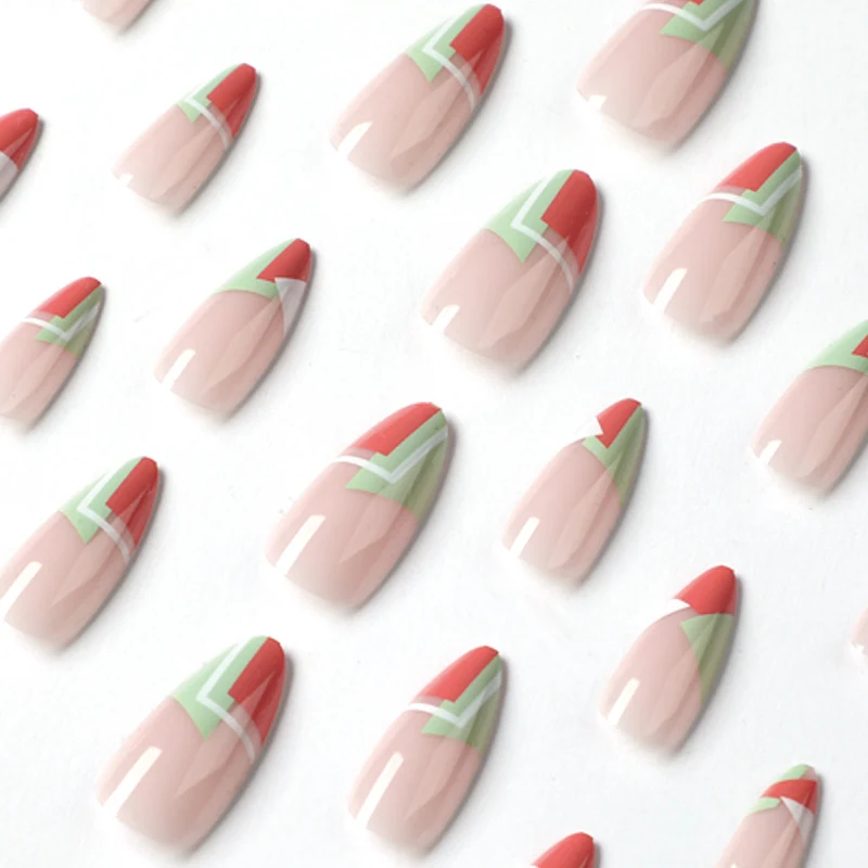 Kunstvolle Nailart im trendigen Design Karnz