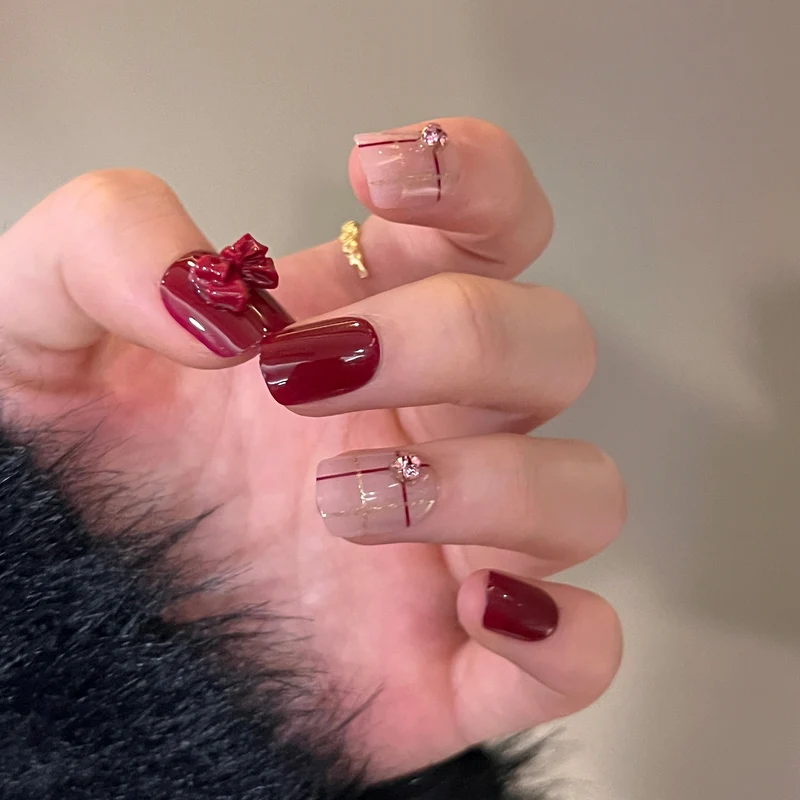 Kunstvolle Nagelverzierung mit eleganten Details Karnz