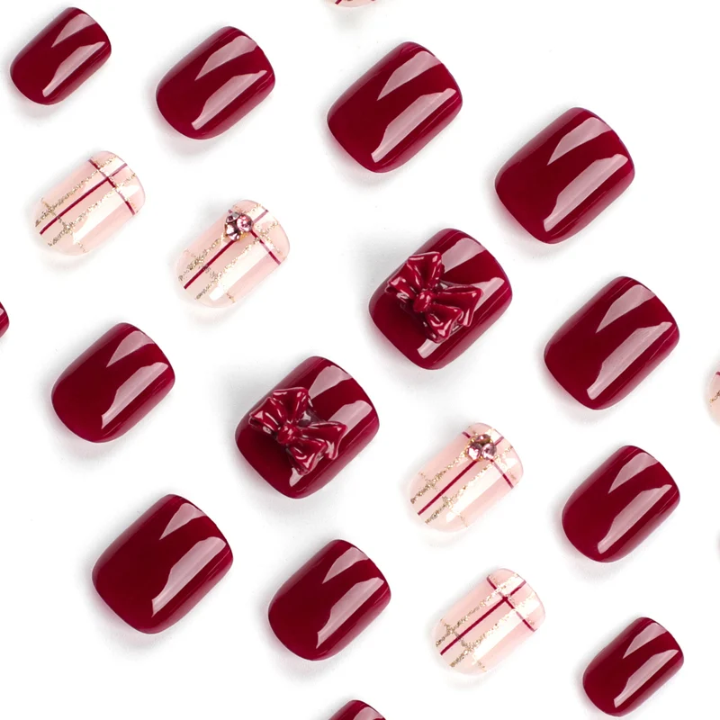 Kunstvolle Nagelverzierung mit eleganten Details Karnz