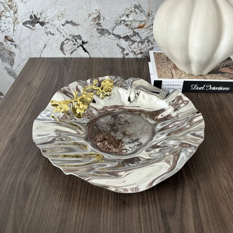 Dekorative künstlerische Metallschüssel mit floralen Akzenten