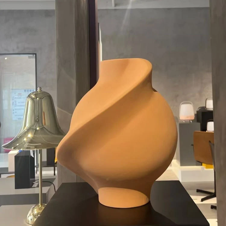 Künstlerische kurvenförmige dekorative Vase