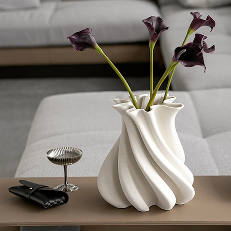 Künstlerische wellenförmige dekorative Vase