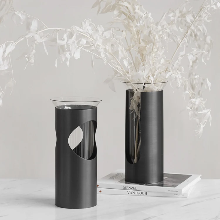 Künstlerische moderne Glas- und Metallvase