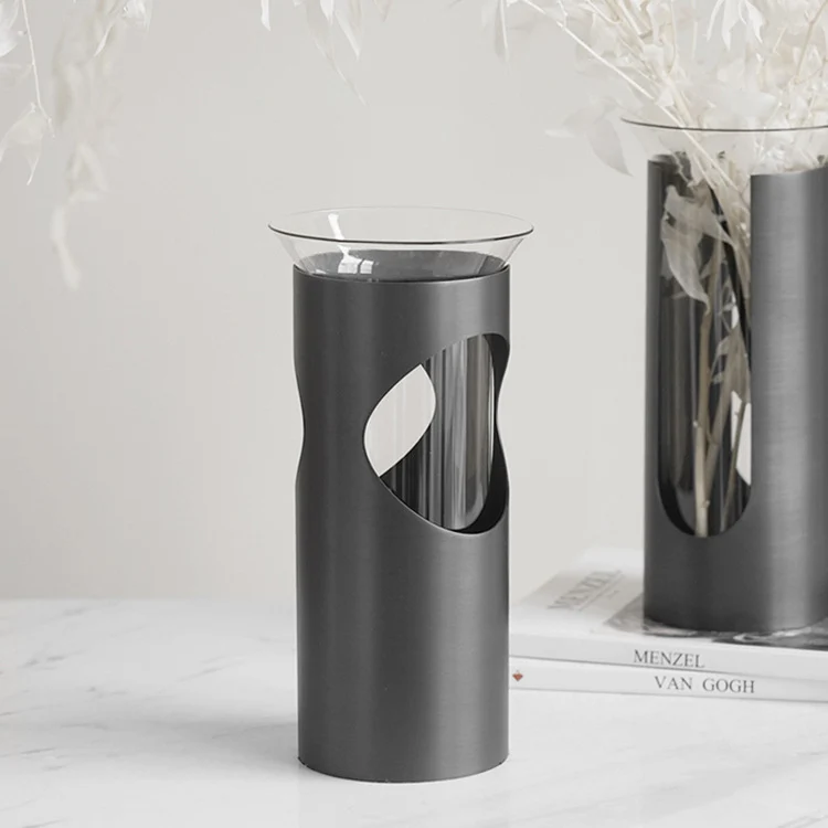 Künstlerische moderne Glas- und Metallvase