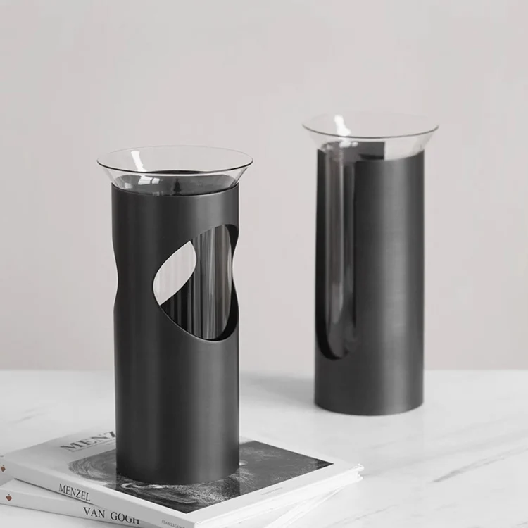 Künstlerische moderne Glas- und Metallvase