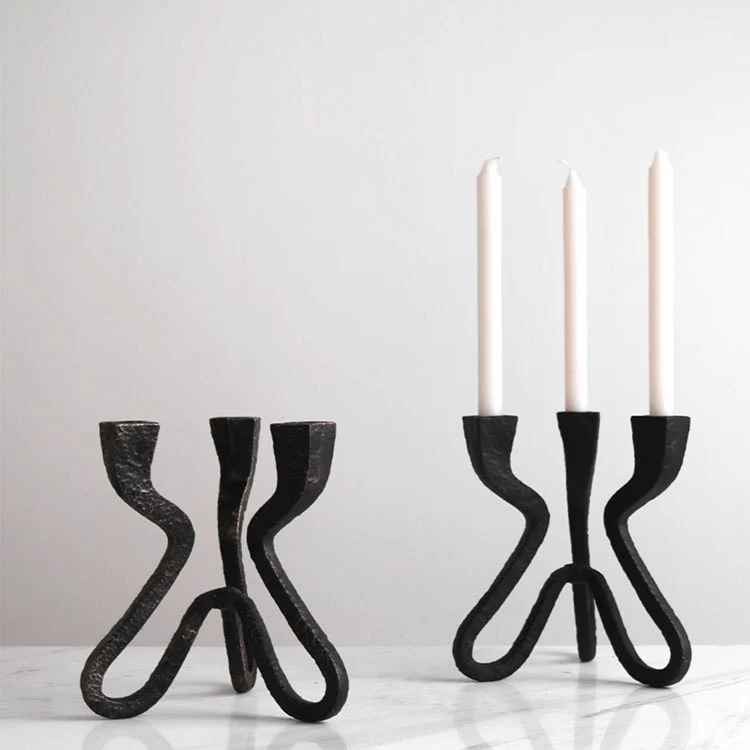 Künstlerischer Metallkerzenständer
