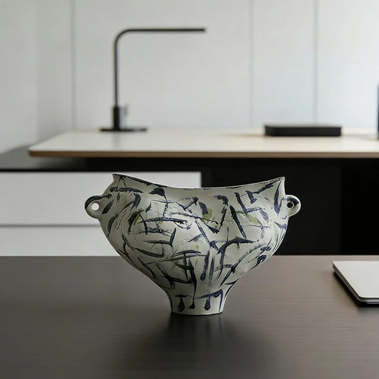 Künstlerische floral inspirierte dekorative Vase