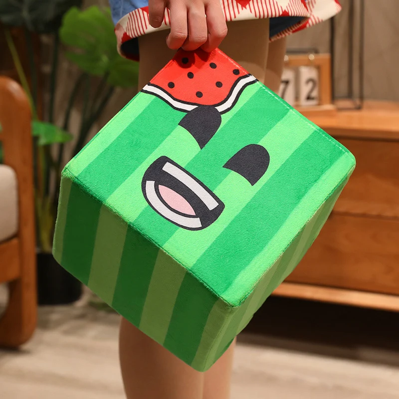 Kawaii Wassermelonenwürfel Plüsch Dekokissen mit gesticktem Gesicht Karnz