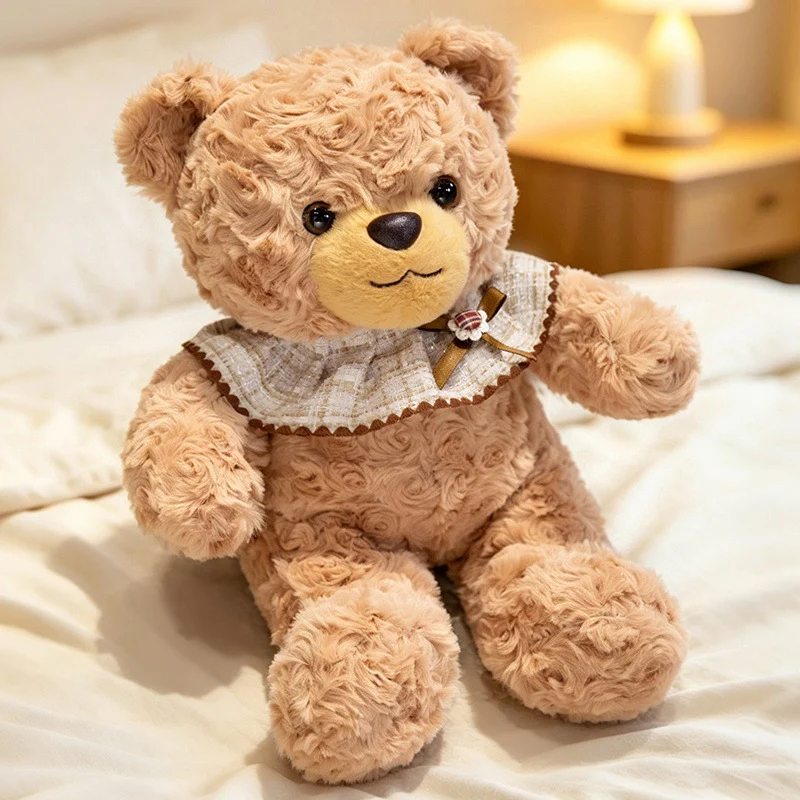Locken-Fell Teddybär mit Rüschenschal und gestickter Nase Karnz