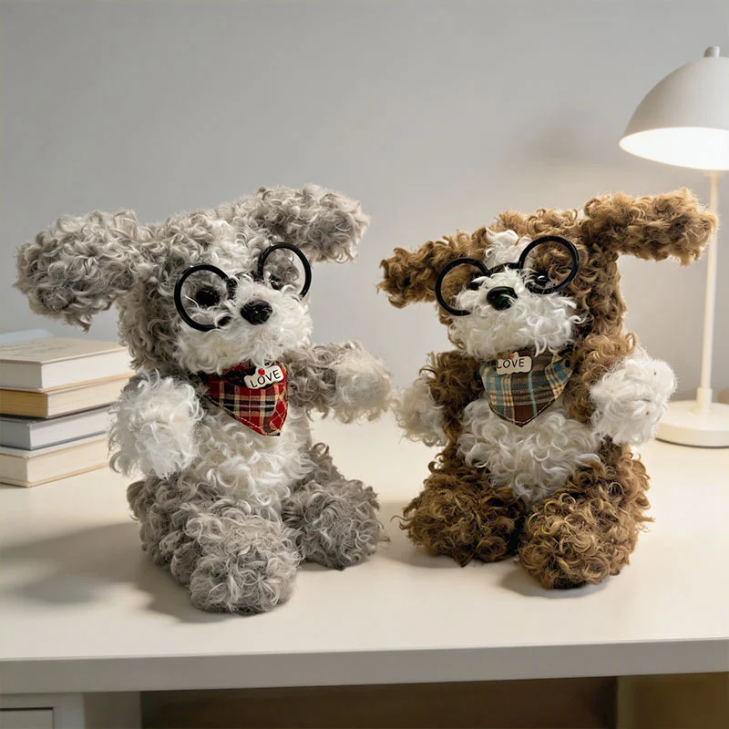 Locken-Fell Sitzender Welpen Plüsch mit runden Brillen & kariertem 'LIEBE' Bandana Karnz