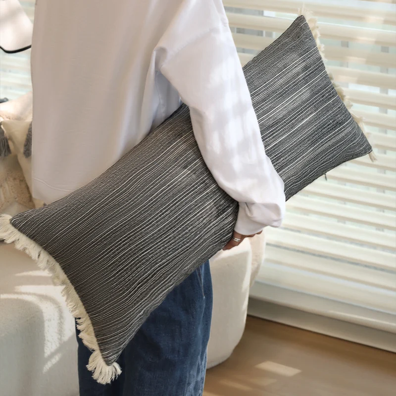 Rechteckiger Leinenoptik-Lumbar-Kissenbezug mit feiner Streifenstruktur und Quasten Karnz