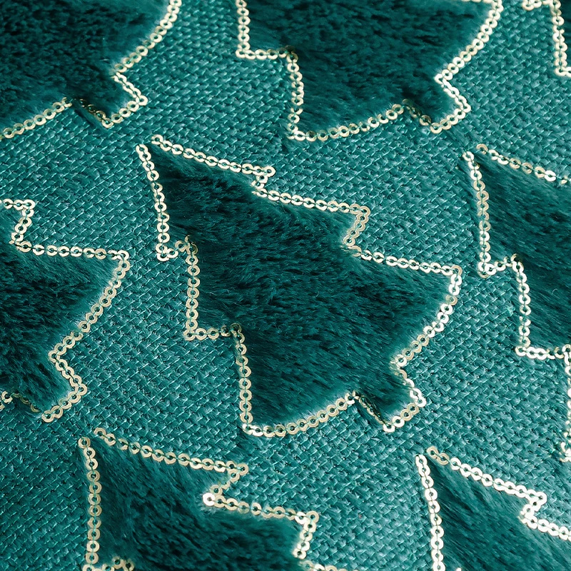 Rechteckiger dekorativer Kissenbezug mit tufted Tannenbaum‑Applikation, Kunstfell‑Haptik und Paillettenbesatz Karnz