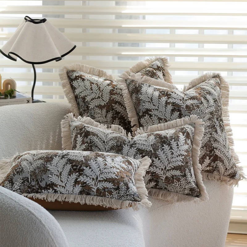Rechteckiger dekorativer Kissenbezug mit besticktem Blatt‑Jacquard und Fransenrand Karnz