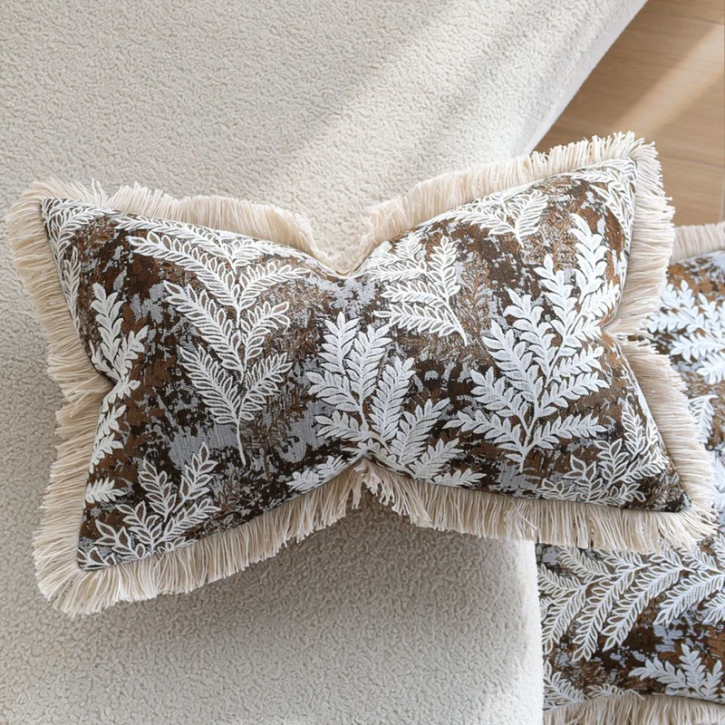 Rechteckiger dekorativer Kissenbezug mit besticktem Blatt‑Jacquard und Fransenrand Karnz