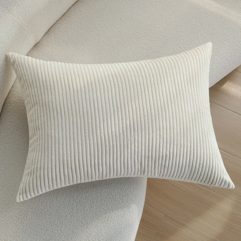 Rechteckiger Cord-Zierkissenbezug mit feiner Rippenstruktur und softem Microvelours Karnz