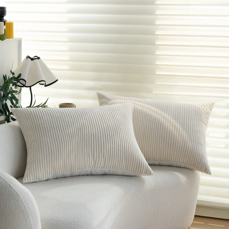 Rechteckiger Cord-Zierkissenbezug mit feiner Rippenstruktur und softem Microvelours Karnz